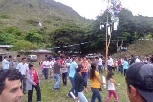 Pollada und Yunza: Feiern in Peru