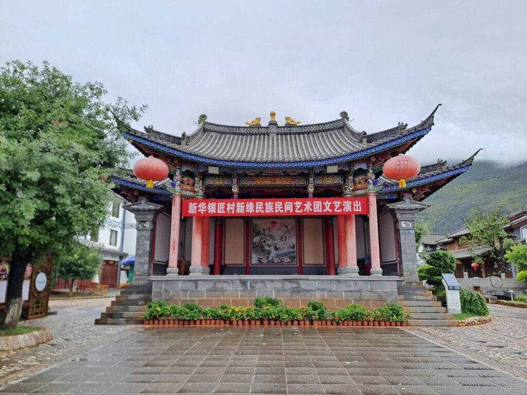 Verregnete Freilichtbühne in Xinhua